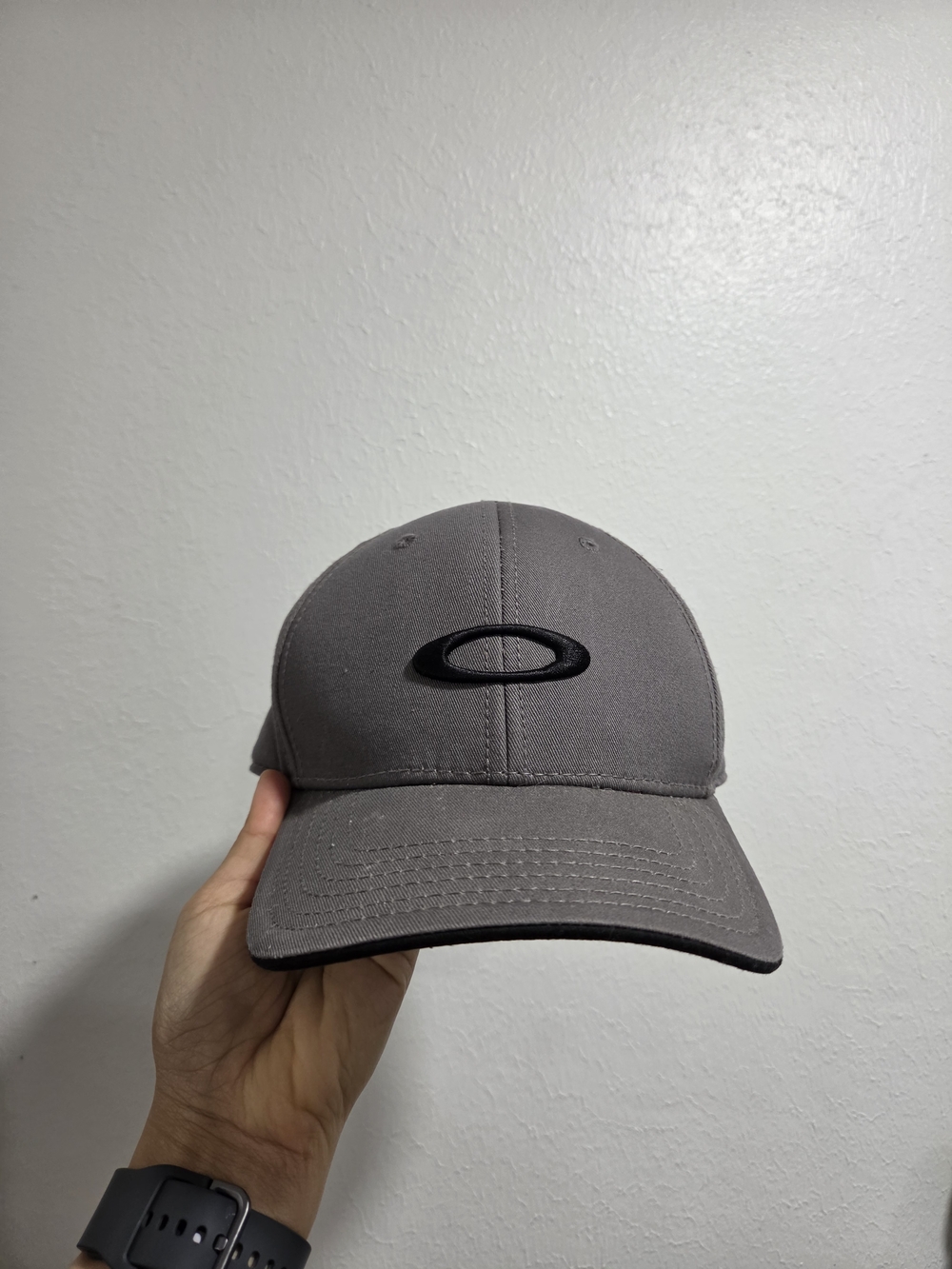 Oakley Men's Gray Baseball Cap - Classic Logo